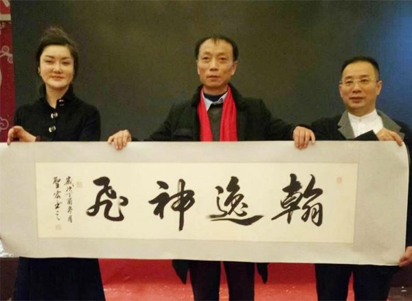 王圣宏老师应邀赴上海参加书画笔画和友人合影