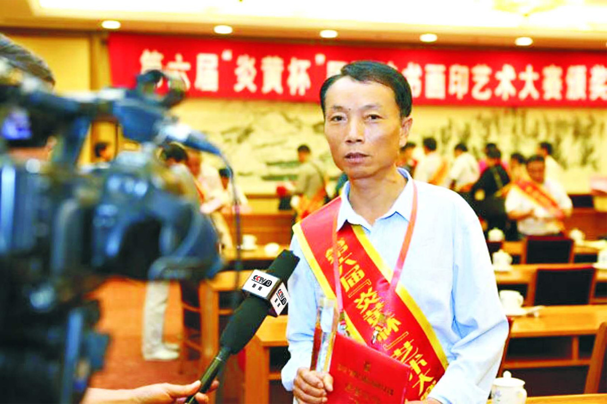 CCTV采访第六届“炎黄杯”国际诗书画印艺术大赛书法类金奖得主王圣宏