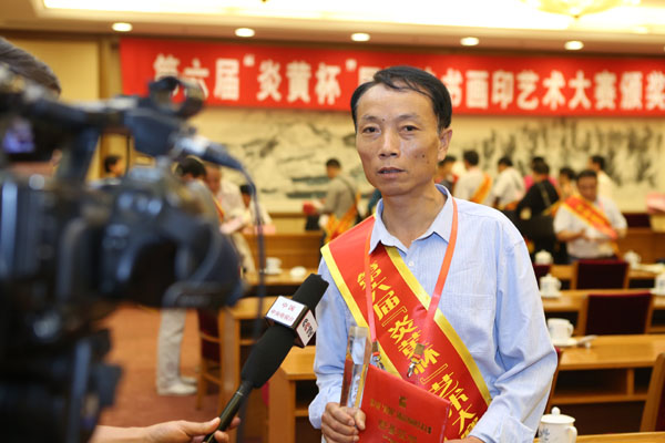 王圣宏老师喜获“炎黄杯”国际诗书画印艺术大赛金奖 接受CCTV专访