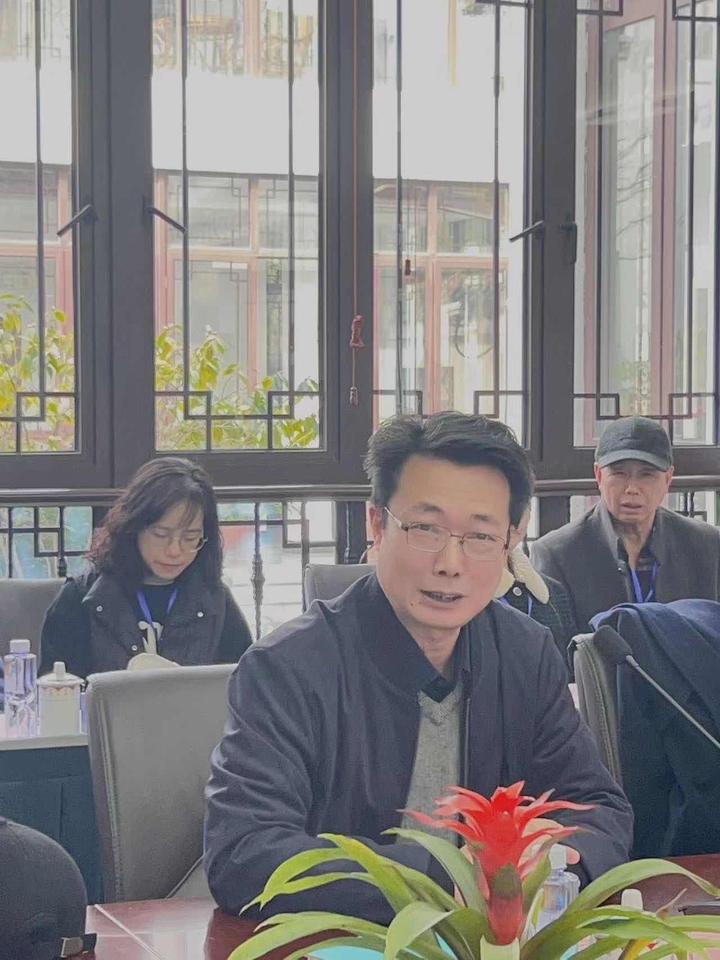 上海市行知实验中学党委书记苏伟东主持会议，对一带一路代表团的到来表示热烈的欢迎