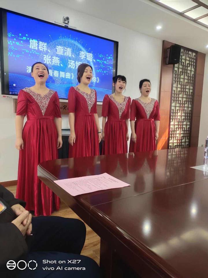 金马奖获得者、上海歌剧院歌剧团副教授唐群与合唱团成员热情演唱